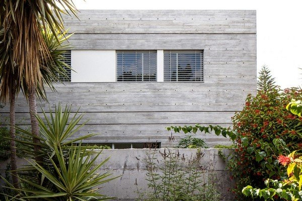 Đáp ứng nhu cầu đầu đó, The Suspended Patio House được ra đời với vật liệu chủ yếu là bê tông, đồng thời không gian cũng được tận dụng tối đa. Một loạt các cửa sổ bằng kính được lắp bên hông nhà giúp cho ánh sáng tự nhiên có thể tràn vào nhà và cung cấp tầm nhìn ra quang cảnh xung quanh cho cả gia đình. Thiết kế này là một kiến trúc vững chắc nhưng đồng thời vẫn đảm bảo sự linh hoạt phù hợp với mọi môi trường sống và nhu cầu theo từng thời điểm.