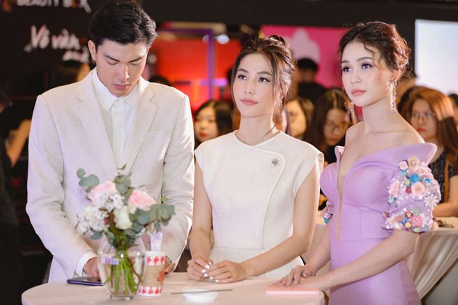 Trong cuộc gặp gỡ vô tình với Diễm My 9x, Quang Đại tung hết chiêu "thả thính" dành cho cô. Cả hai gặp nhau tại sự kiện có sự tham gia của hot girl Sam cùng một số ngôi sao showbiz Việt khác như Đào Bá Lộc và hot beauty blogger Hannah Olala.