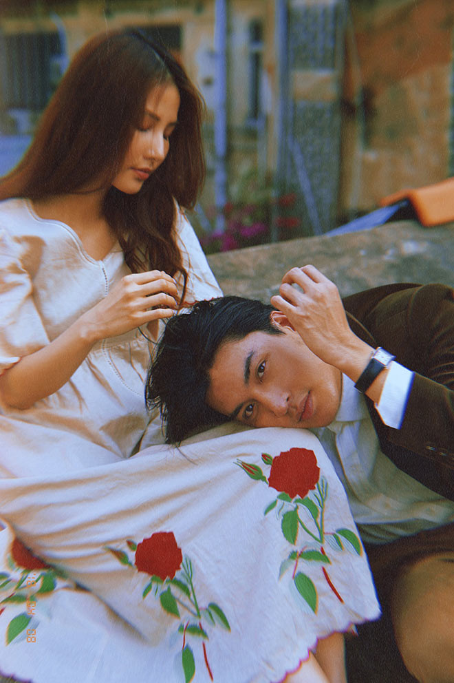 Diễm My và Quang Đại từng đốn tim khán giả với bộ ảnh yêu xa mang màu sắc cổ điển thập niên 80. Trong bộ ảnh, cả hai diện trang phục giản dị và thể hiện những cử chỉ yêu thương, tình tứ.