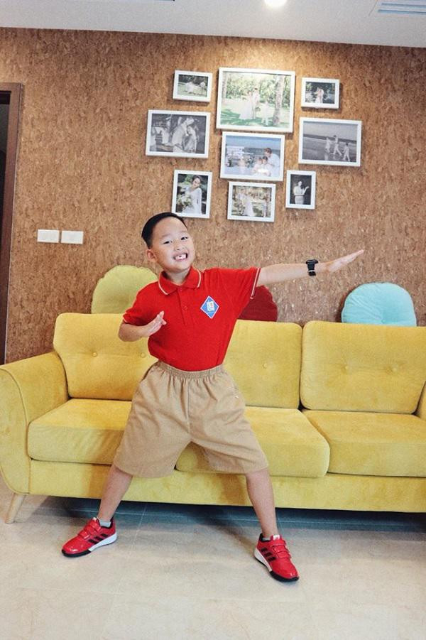 Bên cạnh những không gian cơ bản, căn nhà còn có thêm 1 góc làm phòng thờ, 1 giá nhỏ để nữ diễn viên trưng bày những giải thưởng đã đạt được trong suốt quá trình theo đuổi nghệ thuật của mình. Phía trên, trong phòng khách cô treo những bức ảnh gia đình dọc bức tường như 1 cách thể hiện hạnh phúc.