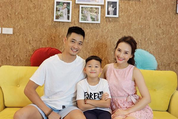 Trước đó, cả nhà cô luôn trong trạng thái “luân chuyển” viều kiện gia đình chưa cho phép. Tuy nhiên, từ cuối năm trước, cuối cùng ông xã của Bảo Thanh cũng chuyển công tác lên Hà Nội, con trai nữ diễn viên - cu Bin cũng theo bố mẹ lên Thủ đô, gia đình 3 người mới được “tách hộ” sau gần 10 năm về chung nhà.