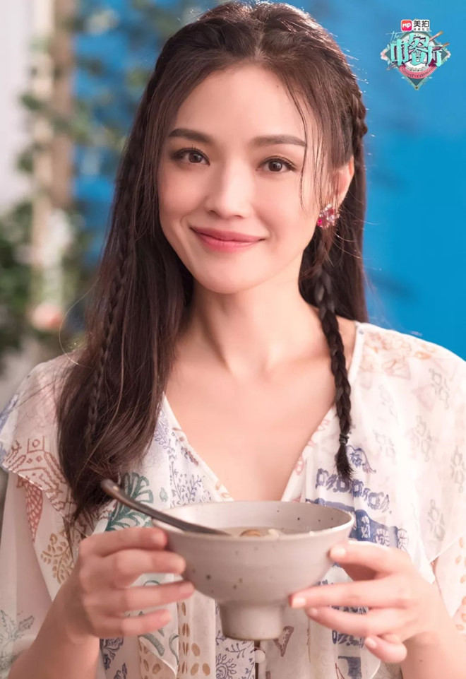 Hồi giữa năm nay, khi xuất hiện với mái tóc thắt bím trẻ trung tham gia ghi hình show nấu ăn của Triệu Vy, Thư Kỳ từng khiến nhiều người sửng sốt và ngỡ như cô vẫn chỉ ở ngưỡng tuổi đôi mươi. Chính bản thân Thư Kỳ cũng thừa nhận: “Hình ảnh này khiến tôi nhớ lại năm tôi 18 tuổi”.