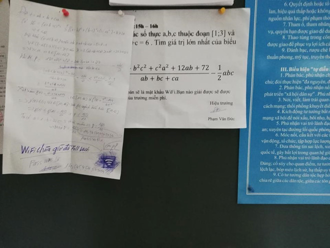 Sơn Tuấn - học sinh trường THPT Nguyễn Công Trứ - cho Zing.vn biết những đề toán đều do đích thân thầy hiệu trưởng đưa ra, nhằm khuyến khích tinh thần học tập của học trò. "Các bài toán thuộc phạm vi kiến thức đã học. Cứ một tiếng, thầy lại đổi đề một lần nên phải làm thật nhanh. Học sinh rất hào hứng với cách làm này vì ai cũng muốn dùng Wi-Fi 'full vạch', nhưng đôi lúc cũng nản vì đề hơi khó", 10X kể. Ảnh: Sơn Tuấn.