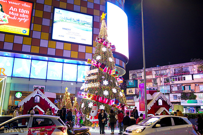 Một cây thông Noel khác trên phố Phạm Ngọc Thạch. Cây thông này cao hơn 10m, được trang trí đủ màu sắc rực rỡ.