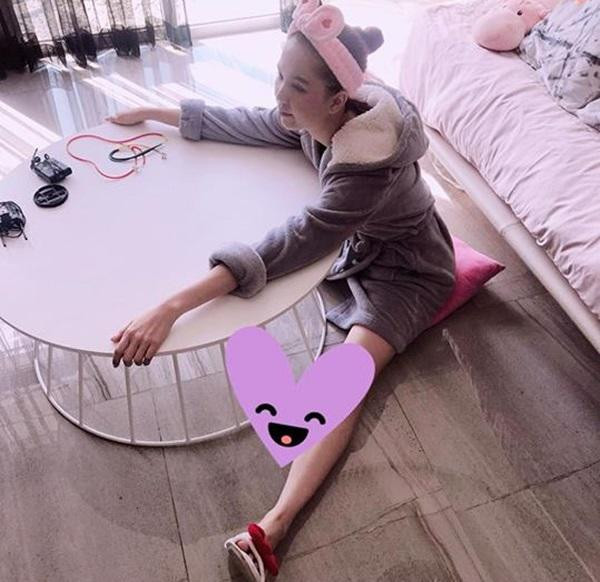 Luôn xuất hiện với hình ảnh lộng lẫy trên thảm đỏ, vì thế rất nhiều người tò mò về cuộc sống của Ngọc Trinh - cô nàng sinh năm 1989 được mệnh danh là "nữ hoàng nội y" của Việt Nam. Nếu trước Ngọc Trinh rất ít khi khoe tổng thể tủ đồ thì từ cách đây vài tháng cô nàng có vẻ “chăm chỉ” khoe phòng, khoe hàng hiệu của mình nhiều hơn. Đó cũng là lúc các góc nhỏ trong nhà người đẹp được hé lộ dần.