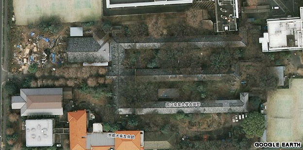 Nằm ở rìa phía nam của ĐH Kyoto, Nhật Bản, khu ký túc xá Yoshida được xây hoàn toàn bằng gỗ và đã tồn tại trong suốt 105 năm qua. Ngoài bề dày lịch sử và lối kiến trúc cũ, những dãy nhà ở đây còn được biết đến bởi sự xuống cấp nghiêm trọng sau nhiều năm sử dụng.
