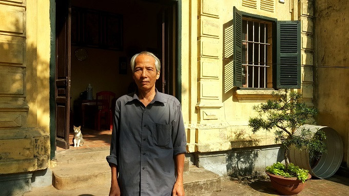 Ông Tiệp chia sẻ: "Căn biệt thự được ông nội tôi là cụ Phạm Ngọc Phả xây dựng vào năm 1930. Chi phí xây dựng khoảng 3.000 đồng Đông Dương. Cụ làm nghề buôn vải lụa tơ tằm. Bên cạnh cung cấp vải cho thương lái từ miền Nam, ông bà nội tôi cũng tự mang sang Campuchia, Lào, Thái Lan bán".