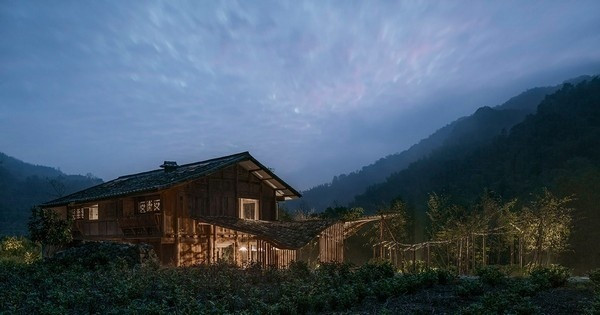 Bên ngoài ngôi nhà là một khu vườn với các cây thuốc thiên nhiên cùng với các loại rau cải được trồng xung quanh cùng với đó là một con đường lát đá uốn lượn chạy bao quanh ngôi nhà. Tất cả các thiết kế và bài trí này đều mang phong cách của một ngôi nhà Trung Quốc thời xưa.