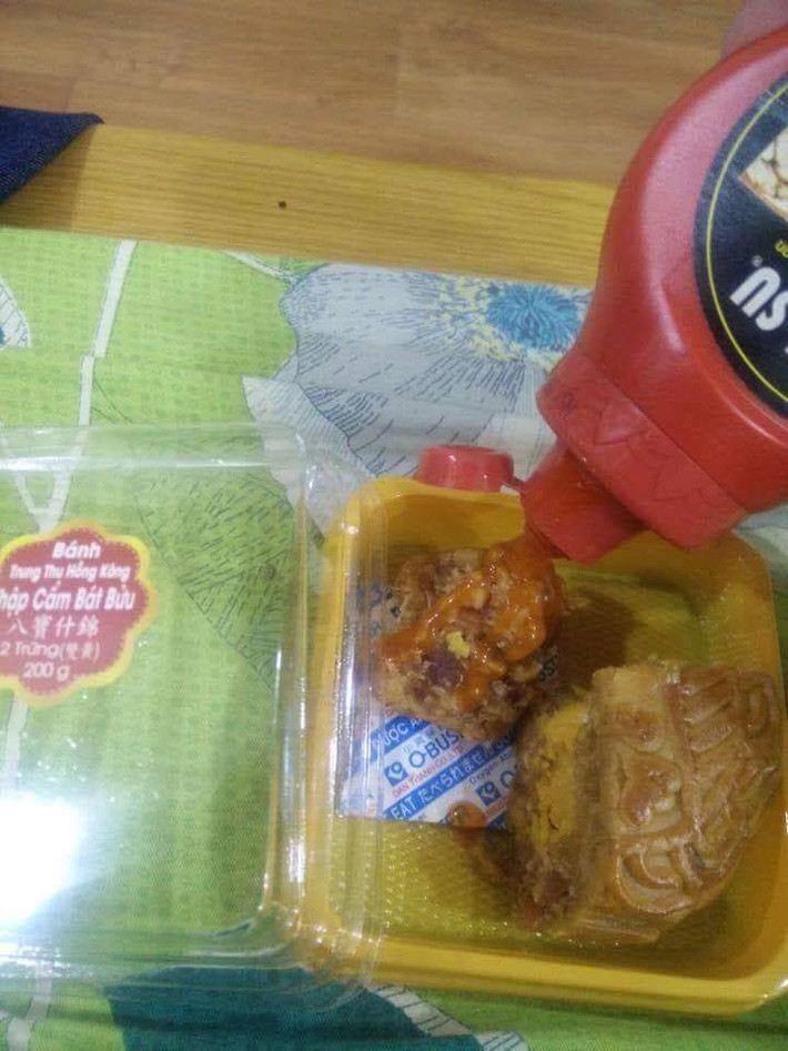 Khi nhà bạn còn miếng bánh trung thu nhưng bạn thấy “nhạt” và muốn chấm thêm cái gì đó.