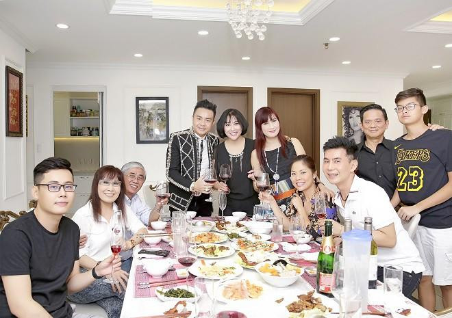 Phi Thanh Vân mời nhiều nghệ sĩ thân thiết đến mừng tân gia nhà mới - Ảnh: FBNV