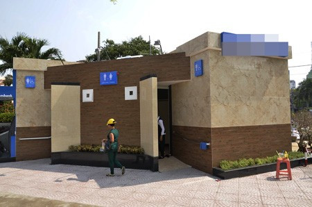 Nhà vệ sinh công cộng với tiêu chuẩn 4 -5 sao ở công viên 23/9, công viên Tao Đàn (quận 1), công viên Lê Văn Tám (quận Bình Thạnh), TPHCM phục vụ miễn phí cho người dân. Mỗi nhà vệ sinh trên rộng 55m2, xây dựng theo kiến trúc hiện đại, tiêu chuẩn “5 sao” - trị giá khoảng 800 triệu đồng.