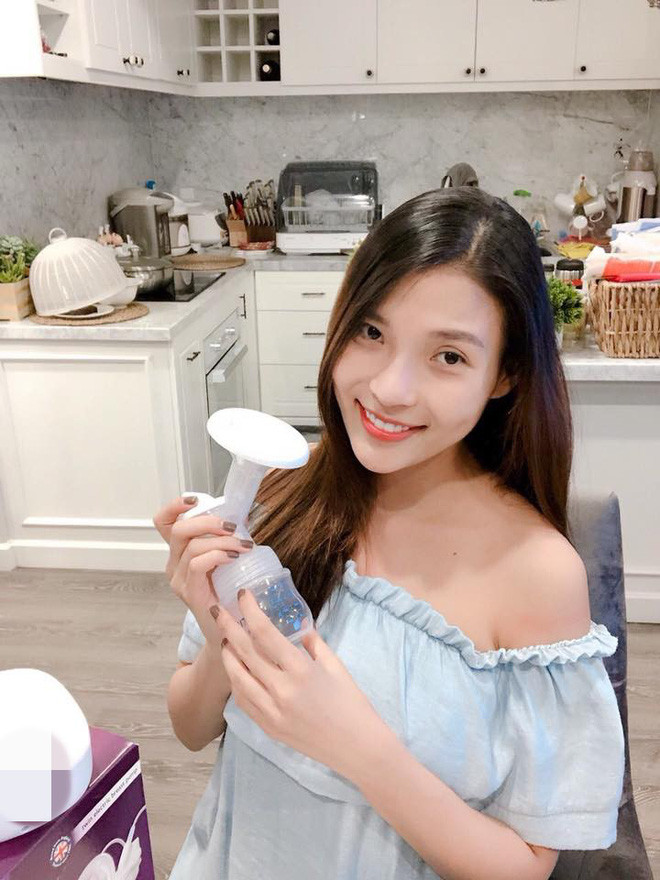 Góc phòng bếp nhỏ nhắn nhưng sáng sủa, sạch sẽ, gọn gàng. Lương Thế Thành thường xuyên tự tay vào bếp nấu nướng giúp vợ. Được biết, căn hộ này mới được vợ chồng anh chuyển về ở cách đây không lâu. Trước kia, 2 vợ chồng anh sống trong một căn hộ nhỏ và đơn giản hơn.