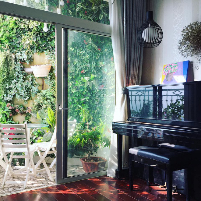 .. cùng đàn piano đặt cạnh ban công đầy nắng, gió và hoa cỏ...