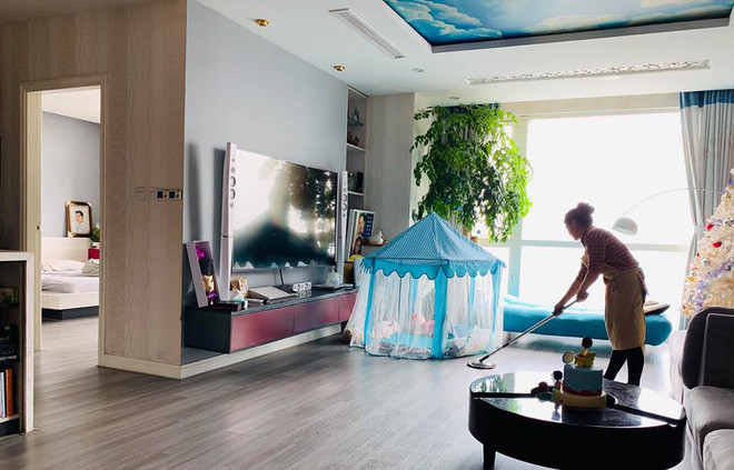 Không gian các phòng được thiết kế mở thông với nhau. Những chiếc rèm đóng vai trò phân tách không gian, đảm bảo sự riêng tư khi cần.