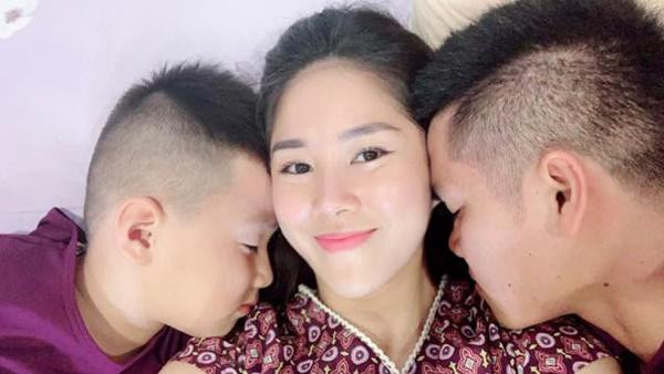 Trung Kiên rất thương Cà Pháo con riêng của vợ và bé cũng rất quý anh.