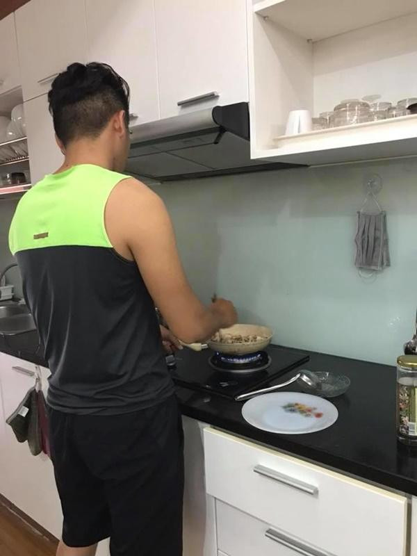 Lê Phương thường xuyên được ông xã nấu cho những món ngon sau khi đi làm về.