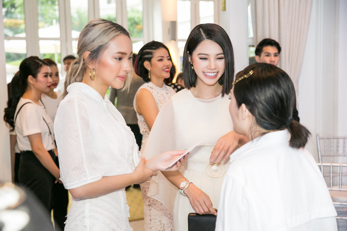 Jolie Nguyễn cho hay, cô từng có quan hệ thân thiết với Kỳ Duyên, chơi chung trong một nhóm bạn đã 3 năm. Tuy nhiên, thời gian gần đây giữa hai người đã xảy ra những xích mích xuất phát từ bất đồng quan điểm. Không muốn lên tiếng để hình ảnh, công việc của cả hai bị ảnh hưởng, nhưng Jolie Nguyễn vẫn thẳng thắn tuyên bố với bạn bè rằng mỗi lần đi chơi chung, nếu có Kỳ Duyên thì không có cô.