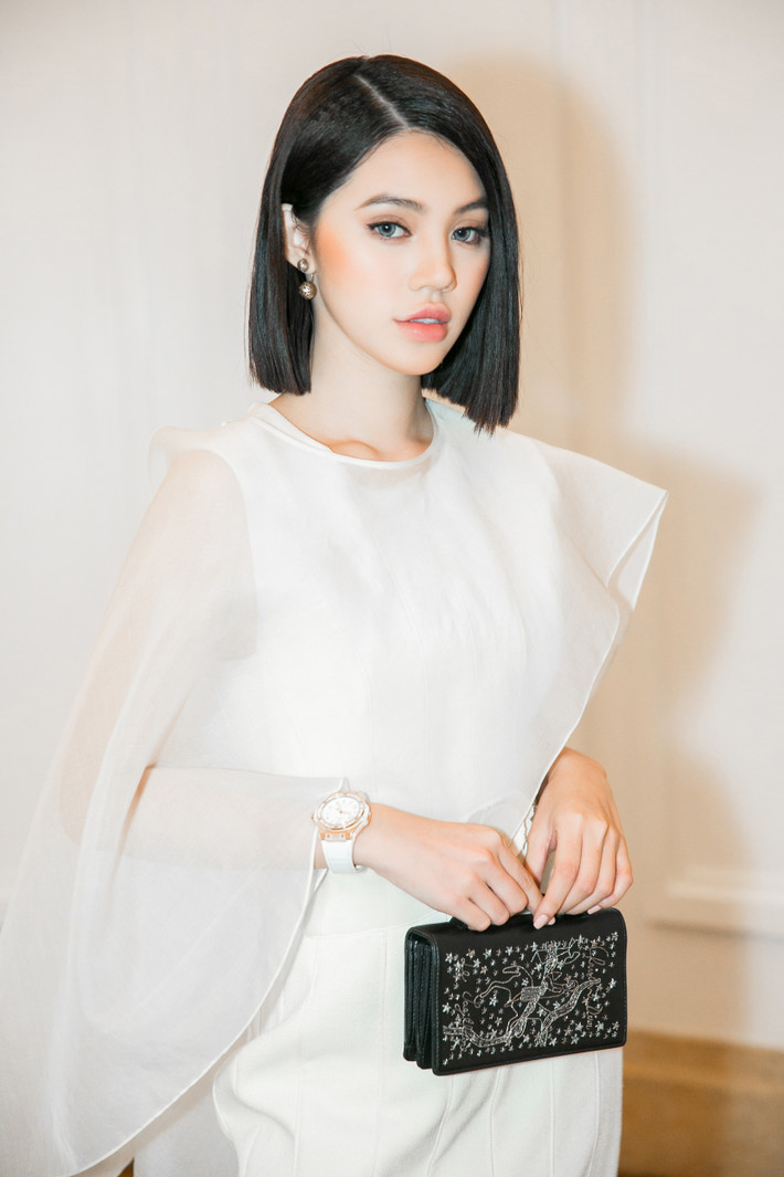 Vừa về nước sau chuyến công tác ở London, Hoa hậu người Việt ở Úc 2015 đã nhận lời mời xuất hiện trong một sự kiện tại TP.HCM. Lần đầu tiên lộ diện trước truyền thông sau tuyên bố chấm dứt quan hệ bạn bè với Hoa hậu Kỳ Duyên, Jolie Nguyễn khiến mọi người khá tò mò và mong ngóng.