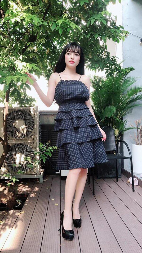 Đặc biệt, khu ban công trên lầu hai tràn ngập cây xanh là nơi có thể để vợ chồng Lê Hoàng (The Men) ngồi đọc sách, thư giãn, nhìn các con chơi đùa.