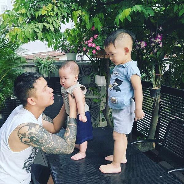 Được biết, gia đình của Lê Hoàng - Việt Huê đang ở trong một ngôi nhà rộng rãi tại TP Hồ Chí Minh. Nội thất bên trong nhà được chọn phong cách giản dị hiện đại với gam màu trung tính.