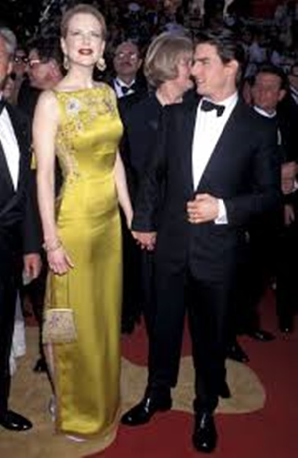 Chiếc váy lụa vàng của Dior được Kidman diện tại liên hoan phim Oscar năm 1997 đã đưa cô top 10 ngôi sao mặc đẹp nhất.