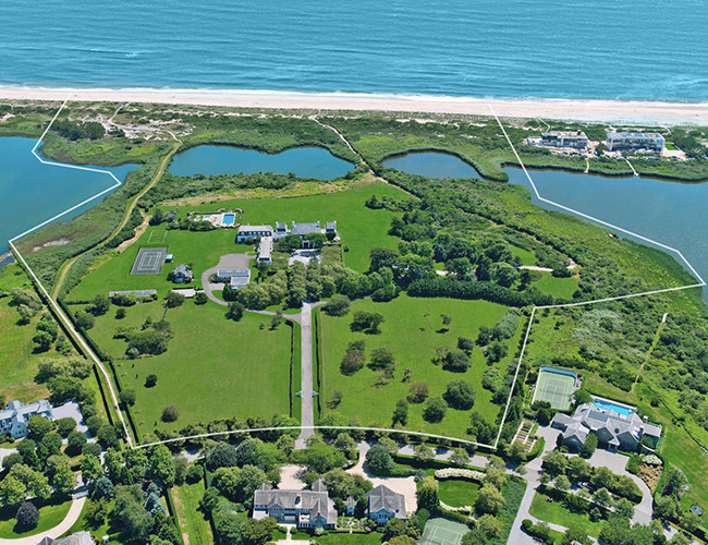 Nằm tại Hamptons nước Mỹ, khu biệt thự với tên gọi Jule Pond rộng gần 17.000 m2 là một bất động sản trị giá 175 triệu USD (khoảng 3381 tỷ VND). Nó ban đầu được xây dựng cho ông trùm xe hơi Henry Ford nhưng đã đổi chủ từ năm 2002. Ngôi nhà chính có đầy đủ các tiện nghi hiện đại như sân tennis và bóng rổ ngoài trời. Với mức giá 175 triệu USD, đây là ngôi nhà đắt nhất ở Hamptons, một cộng đồng nổi tiếng với những ngôi nhà trị giá hàng triệu USD.