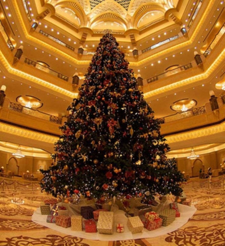 Trên thế giới, vào dịp Giáng Sinh, xuất hiện những cây thông Noel siêu đắt đỏ, lên tới vài triệu, thậm chí hàng chục triệu USD. Các tiểu vương quốc Ả Rập Thống nhất (UAE) ra mắt cây thông đắt nhất thế giới. (Ảnh: Mostluxuriouslist)