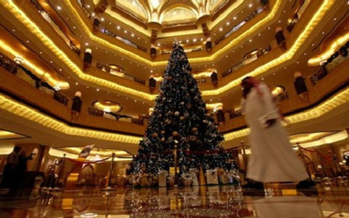 Cây thông Noel cao 13m, được trang trí với 181 viên kim cương, ngọc trai, ngọc lục bảo, ngọc bích và các loại đá quý khác. (Ảnh: Getty Images)
