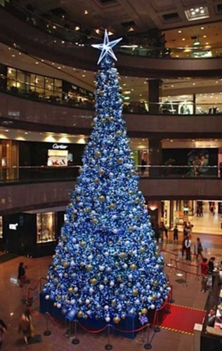 Cây thông trị giá 1,8 triệu USD này nằm ở trung tâm thơng mại Takashimaya ở Tokyo, Nhật Bản. (Ảnh: Mostluxuriouslist)