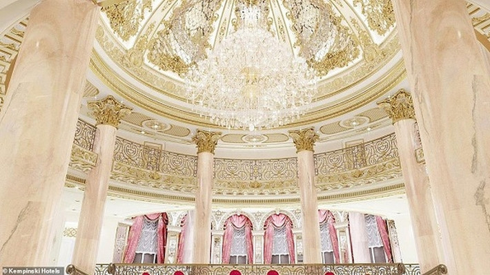 Những cột đá cẩm thạch sang trọng và đèn chùm với hơn 40.000 viên pha lê Swarovski.