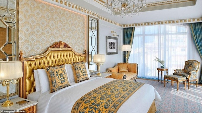 Nội thất khách sạn được lấy cảm hứng từ các cung điện châu Âu với các họa tiết lá vàng 24 karat được vẽ bằng tay và các đường diềm cổ điển trang trí trên tường, tất cả được tạo ra bởi các nghệ nhân lành nghề.