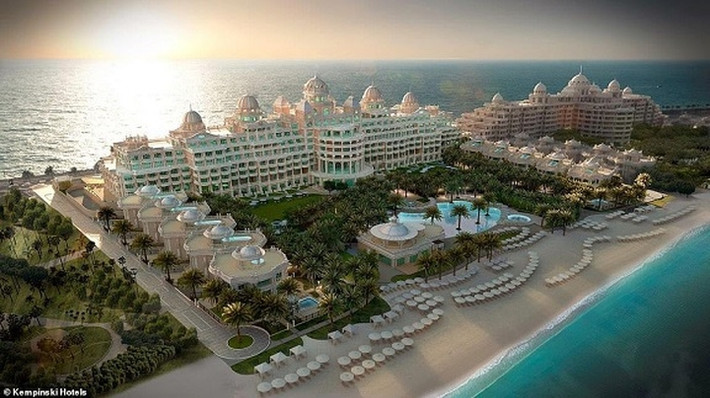Emerald Palace có 391 phòng và tám nhà hàng với tầm nhìn bao quát khắp Đầm phá Palm và Vịnh Ả Rập.