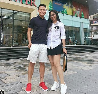 Một sự phối hợp ngược giữa quần và áo vô cùng thú vị. Bạn gái Quang Hải từng chia sẻ việc diện đồ đôi, đồng điệu với nhau cũng là cách để cả hai thể hiện tình cảm và sự gắn kết với nhau.