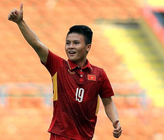 Tiền vệ Nguyễn Quang Hải sinh năm 1997 đang được xem là ngôi sao sáng của U23 Việt Nam. Sở hữu chiều cao khiêm tốn 1,68m nhưng gương mặt điển trai, thân hình vạm vỡ, Quang Hải nhận được nhiều sự chú ý từ cộng đồng mạng.