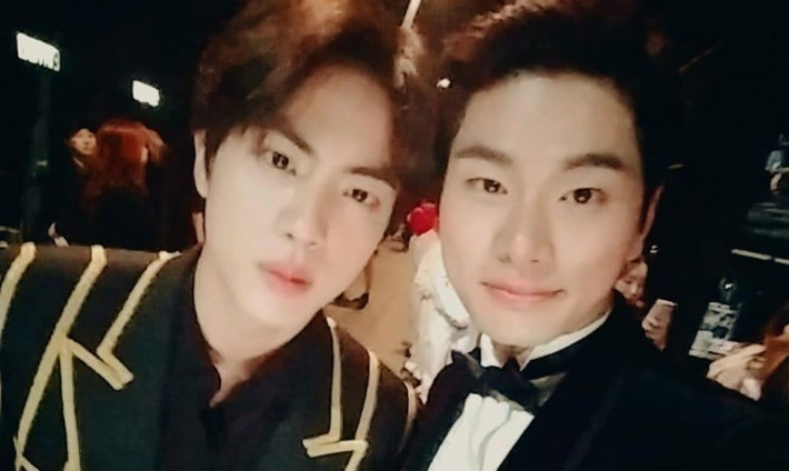Nam diễn viên Lee Yi Kyung chia sẻ hình ảnh hội ngộ ngọt ngào với người bạn BTS Jin tại hậu trường lễ trao giải âm nhạc châu Á Mnet 2018 (MAMA).