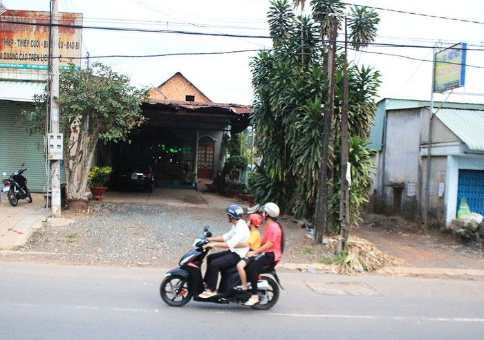 Nhà cầu thủ Hồng Duy nằm trên Quốc lộ 13 (Thị trấn Chơn Thành, huyện Chơn Thành, tỉnh Bình Phước).