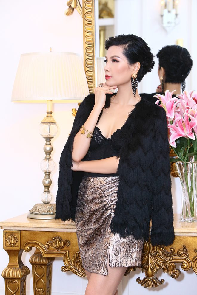 Vũ Cẩm Nhung là siêu mẫu thế hệ đầu ở Việt Nam. Khi sự nghiệp đang ở đỉnh cao, chân dài sinh năm 1976 bất ngờ từ bỏ công việc người mẫu và phim ảnh để lập gia đình và tập trung kinh doanh.