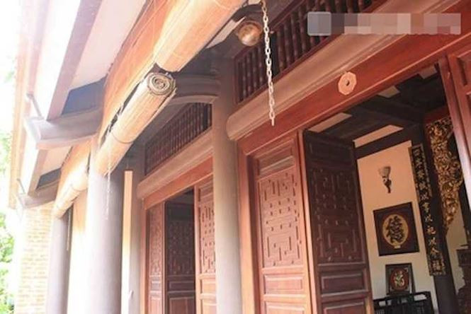 Ngôi nhà 5 gian được thiết kế theo lối đối xứng với khá nhiều nguyên liệu gỗ quý.