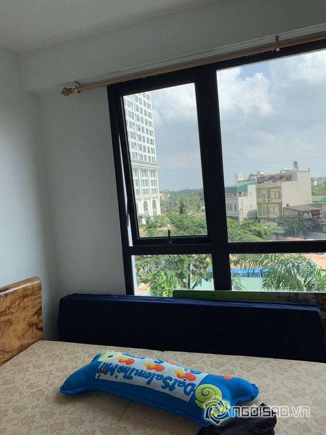 Từng bị đánh giá là cặp đôi "đũa lệch" nhưng giờ đây cuộc hôn nhân hạnh phúc của "bà trùm" Hạ Vy và chồng lại khiến nhiều người ngưỡng mộ. Cưới nhau khoảng 18 năm nhưng vợ chồng Hạ Vy vẫn mặn nồng như lúc mới yêu. Không chỉ chiều vợ mà ông xã Đức Hưng còn giúp đỡ chân dài này trong việc chăm con.