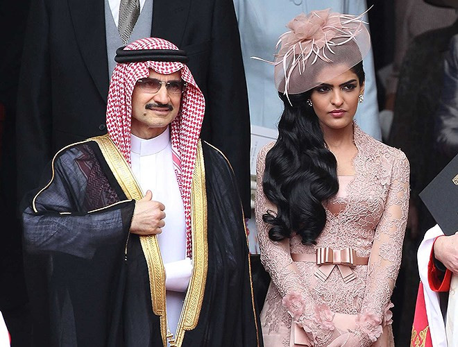 Alwaleed bin Talal (bên trái) là hoàng tử của Ả rập Xêut với khối tài sản khổng lồ lên đến hơn 20 tỷ USD. Ông này nổi tiếng với những thương vụ “chơi ngông” khó tưởng tượng.