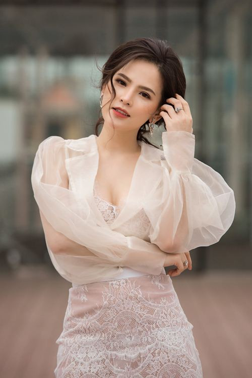 Chia sẻ về khoàng thời gian cô có thể đứng trên đôi chân, Huyền Trang mừng phát khóc bởi không hiểu tại sao mình chỉ mới có từng này tuổi đã phải gánh chịu nỗi đau đớn quá lớn. Cô đã hoàn toàn suy sụp lúc bác sĩ chuẩn đoán cô mắc căn bệnh lạ, hiếm gặp với tỉ lệ 100.000 người mới có 1 người mắc phải, và thậm chí theo dõi tình hình của cô, bác sĩ đã kết luận có nguy cơ bị liệt suốt đời hoặc tử vong.