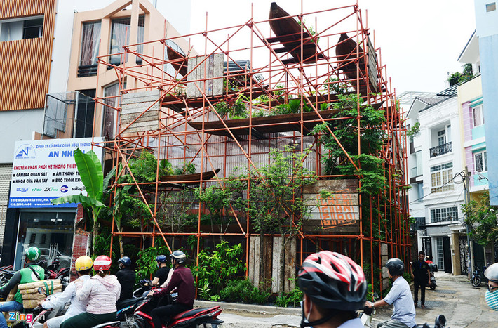Khoảng hơn 10 ngày nay, bên đường Hoàng Văn Thụ, quận Phú Nhuận xuất hiện một quán cà phê kiểu giàn giáo độc đáo, mới lạ. Quán cà phê được trang trí bằng hàng trăm chiếc giàn giáo xung quanh thu hút người đi đường.