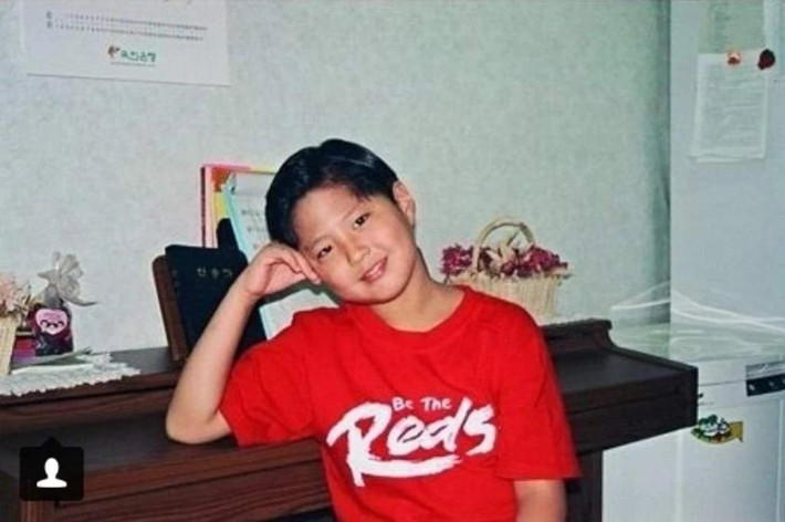 Sinh năm 1993, Park Bo Gum là con út trong gia đình có 3 anh chị em. Tên anh có nghĩa là "Thanh kiếm Báu". Nam diễn viên đã từng rất tròn trịa khi còn bé, nhưng những nét đặc trưng trên gương mặt của anh chàng vẫn chưa hề thay đổi theo thời gian.