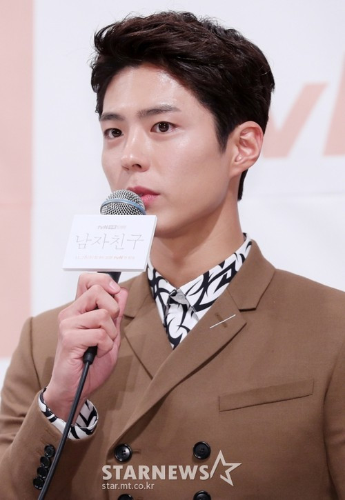 Tuy nhiên, khi xuất hiện trong buổi họp báo phim vào ngày 21/11 vừa qua, Park Bo Gum đã không còn giữ kiểu tóc dài phong trần đó nữa. Tóc mới đã khiến mỹ nam trông đẹp trai một cách hiện đại và lịch lãm.