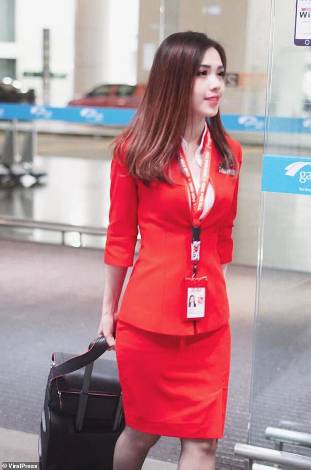 Bức ảnh của một hành khách nam, chụp trộm Mabel Goo, một nữ tiếp viên hàng không 24 tuổi Malaysia gốc Hoa, khi cô đang làm việc trên chuyến bay AirAsia từ Hong Kong vào ngày 12/10. "Giá vé phải chăng còn thêm cả cảnh tượng khó tin như thế này, còn điều gì để chê trách về hãng AirAsia nữa chứ", George Wong viết trên Facebook. Bài viết đến nay thu hút được hơn 2000 lượt thích và gần 4000 lượt chia sẻ, khiến nữ tiếp viên hàng không nhanh chóng nổi tiếng trên mạng xã hội chỉ sau một đêm.