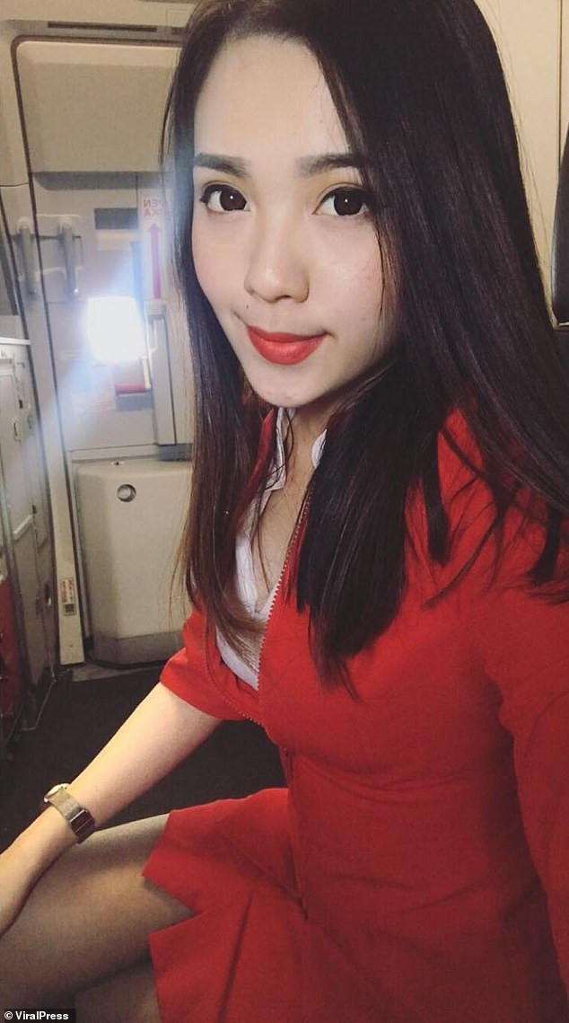 Mabel Goo xinh đẹp và thu hút trong bộ đồng phục đỏ bắt mắt của hãng AirAsia.