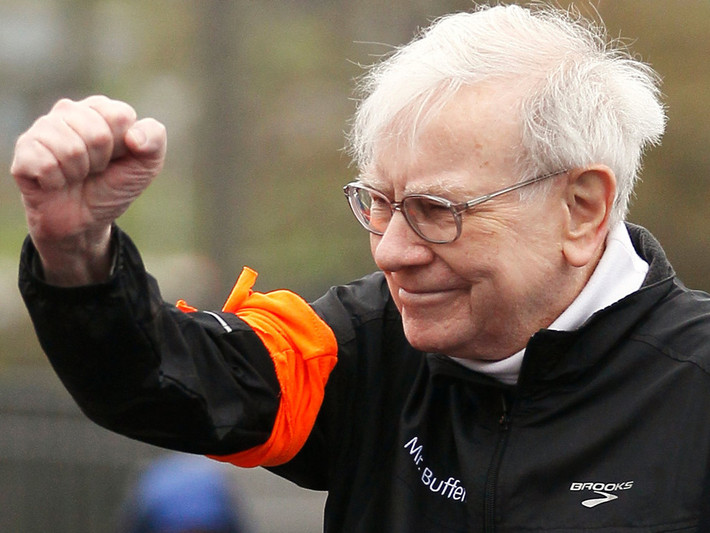 Buffett dành phần lớn tài sản của mình để làm từ thiện. Ông được xem là một trong những nhà từ thiện hào phóng nhất thế giới với tổng số tiền quyên góp từ năm 2000 đến nay là 46 tỷ USD.