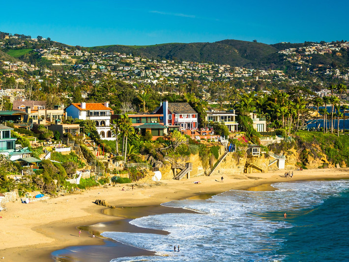 Năm 1971, Buffett mua một căn nhà nghỉ dưỡng tại khu biển Laguna Beach, bang California, với giá 150.000 USD và hiện rao bán với giá 7,9 triệu USD.