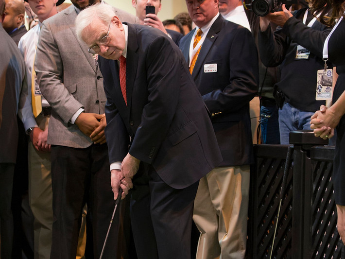 Buffett cũng thích chơi golf nhưng không thích chi tiền cho các sân golf đắt đỏ. "Tôi thích chơi golf với những người mình thích hơn là tại các sân golf đắt đỏ nhất thế giới", ông từng nói.