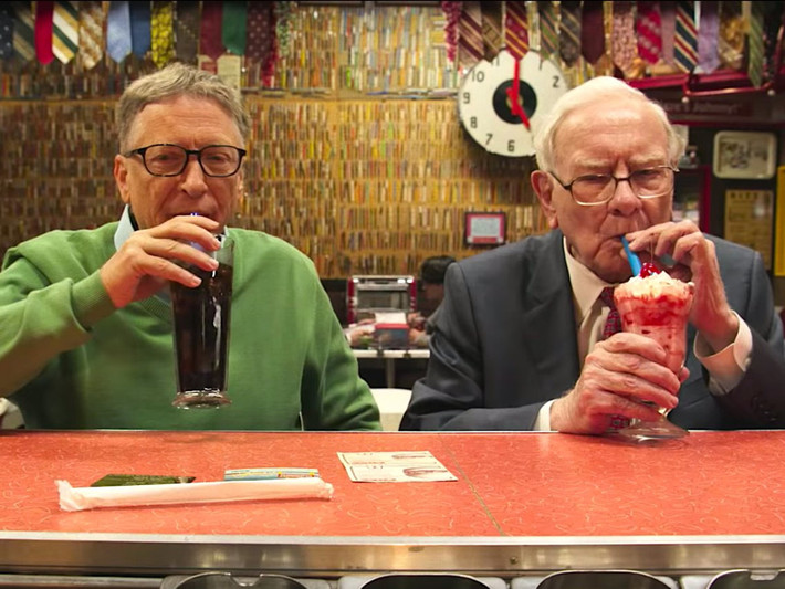Ông cũng từng mời bạn thân Bill Gates ăn trưa tại cửa hàng McDonald's và không ngại dùng phiếu giảm giá.